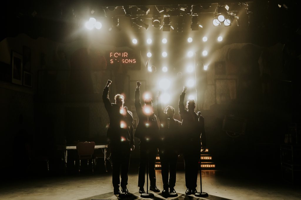 Silhouette of four guys singing during the Jersey Boys play at the Sudbury Theatre, photo by the Sudbury photographer @juanlacentral